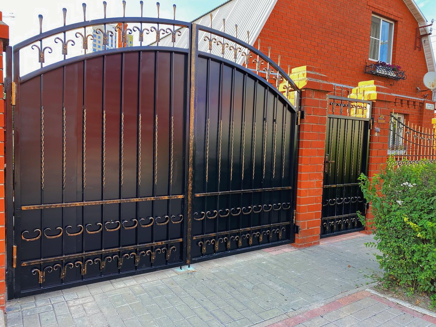 Как выбрать стиль кованых ворот под фасад дома и рисунок ограждения в Лакинске