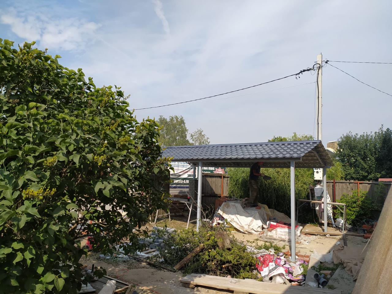 Как собрать входную группу в одном стиле: козырёк, перила и освещение в Лакинске