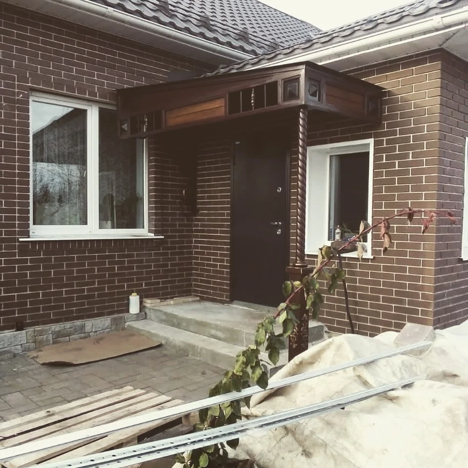 Как предусмотреть водоотвод у козырька над входом, чтобы фасад и крыльцо дольше оставались сухими в Лакинске